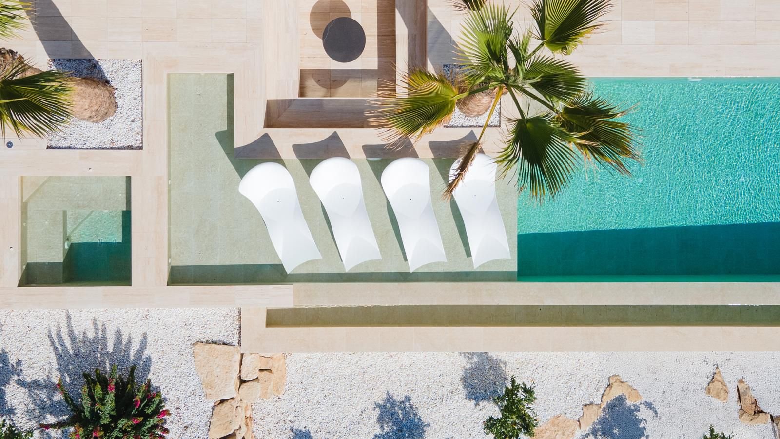 Perfect_air_view_of_pool_area