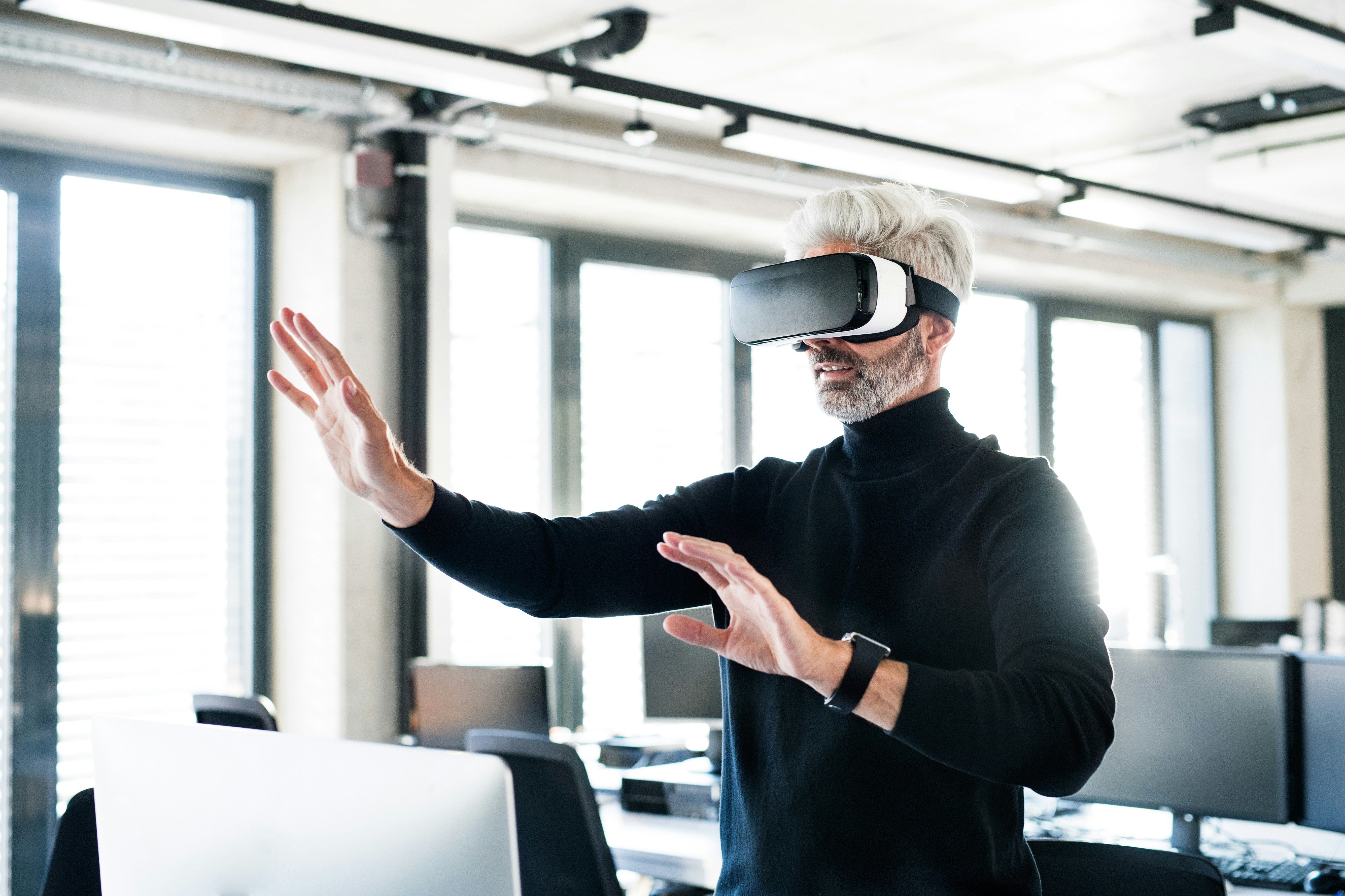 A client wearing a VR headset to experience a virtual property tour at the Molino Villas office in Jávea.